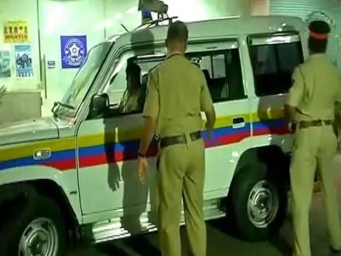 Young man lost his balance and fell on a 2 year old girl in Juhu Toddler died during treatment | चिमुकलीच्या अंगावर पडला तरुण; जुहूत मस्ती करताना गेला निष्पाप मुलीचा जीव Young man lost his balance and fell on a 2 year old girl in Juhu Toddler died during treatment | चिमुकलीच्या अंगावर पडला तरुण; जुहूत मस्ती करताना गेला निष्पाप मुलीचा जीव