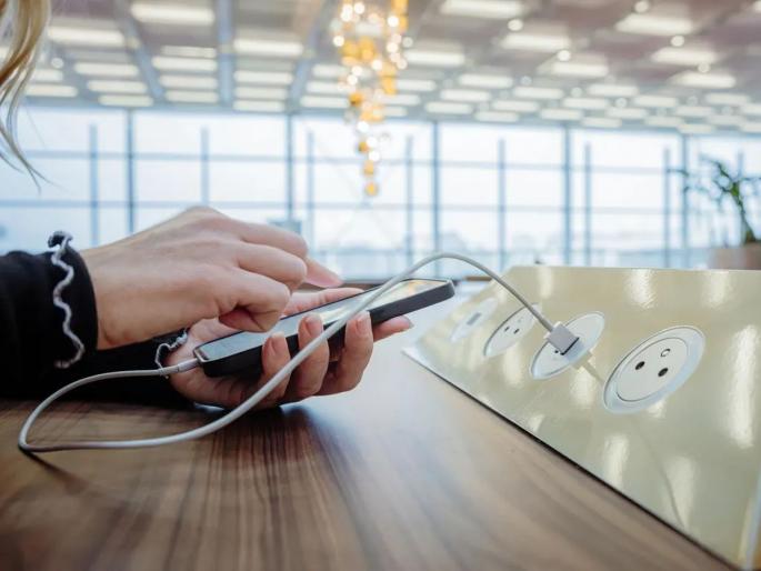 Mobile Data Scam: what is Juice Jacking? are you charging on public places | मोबाइलमधल्या डेटावर डल्ला : ज्युस जॅकिंग म्हणजे काय, कसे वाचावे? Mobile Data Scam: what is Juice Jacking? are you charging on public places | मोबाइलमधल्या डेटावर डल्ला : ज्युस जॅकिंग म्हणजे काय, कसे वाचावे?