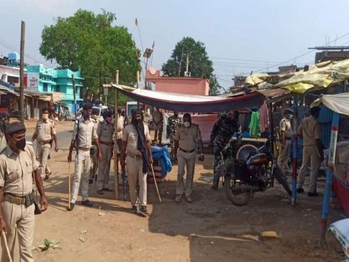 Shop was open in lockdown hurled oil on police who come to shutdown | धक्कादायक! लॉकडाऊनमध्ये दुकानं उघडी ठेवली; पोलिस जाताच अंगावर फेकलं गरम तेल 