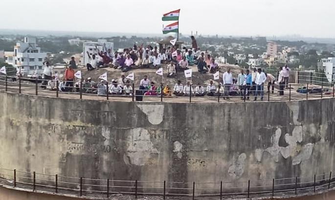 'Sholay' movement for the wages of fourteen months of transport workers | परिवहन कर्मचााºयांचे चौदा महिन्याच्या वेतनासाठी 'शोले'आंदोलन 'Sholay' movement for the wages of fourteen months of transport workers | परिवहन कर्मचााºयांचे चौदा महिन्याच्या वेतनासाठी 'शोले'आंदोलन