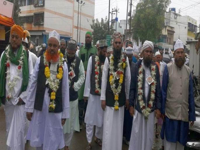 Ala Hazrat Memorial: Hundreds of Muslim brothers participate in the procession | आला हजरत स्मृतिदिन : जुलूसमध्ये शेकडो मुस्लीम बांधव सहभागी Ala Hazrat Memorial: Hundreds of Muslim brothers participate in the procession | आला हजरत स्मृतिदिन : जुलूसमध्ये शेकडो मुस्लीम बांधव सहभागी
