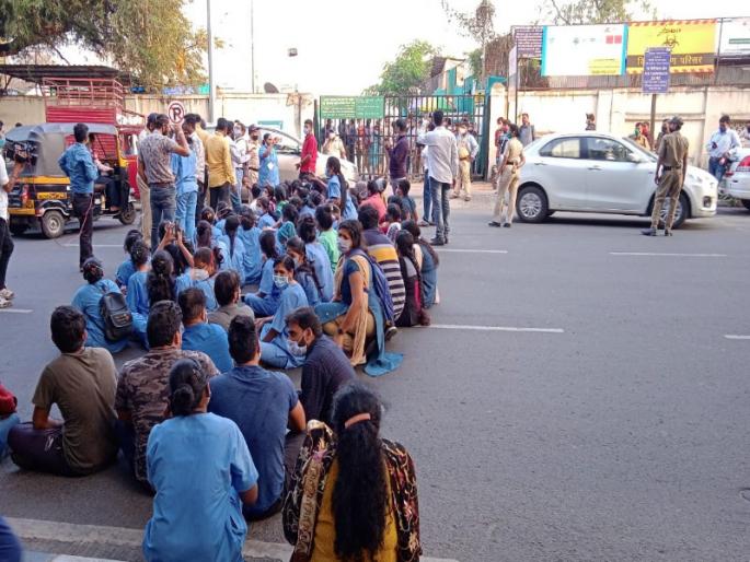 ‘If a man dies, there is no money to make soil’; Complaint of the nursing staff in Jumbo | Video : ‘माणूस मेला तर माती करायलाही पैसे नाहीत’; पुण्यातील जम्बोमधील नर्सिंग स्टाफची 'कैफियत' ‘If a man dies, there is no money to make soil’; Complaint of the nursing staff in Jumbo | Video : ‘माणूस मेला तर माती करायलाही पैसे नाहीत’; पुण्यातील जम्बोमधील नर्सिंग स्टाफची 'कैफियत'