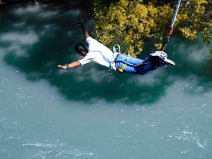 man plunges 70ft after rope broke after bungee jump to celebrate divorce | धक्कादायक! घटस्फोट साजरा करताना ७० फुटावरून कोसळला, मणका मोडला