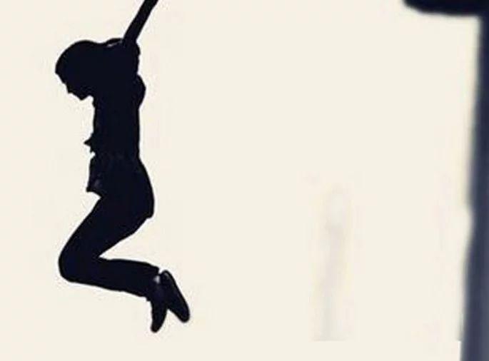 Lawyer woman commits suicide by jumping from third nest | वकील महिलेची तिसऱ्या माळ्यावरून उडी घेऊन आत्महत्या Lawyer woman commits suicide by jumping from third nest | वकील महिलेची तिसऱ्या माळ्यावरून उडी घेऊन आत्महत्या