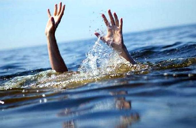 he Jumped into the river after keeping the status of tribute on WhatsApp | व्हाटसअॅपवर श्रद्धांजलीचे स्टेटस ठेवून 'त्याने' नदीत घेतली उडी