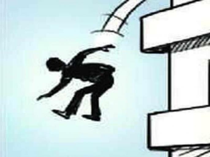 The female patient jumped from a building in the hospital premises | महिला रुग्णाची रुग्णालय परिसरातील इमारतीवरुन उडी