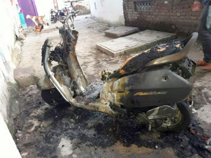 Two vehicles were burnt in the old market | पूर्व वैमनस्यातून जुनाबाजारात दोन वाहने जाळली Two vehicles were burnt in the old market | पूर्व वैमनस्यातून जुनाबाजारात दोन वाहने जाळली