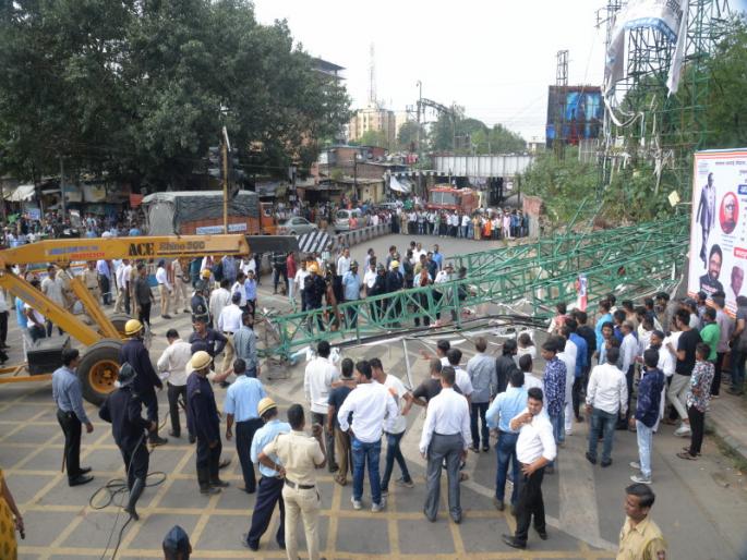 No permission for remove hoarding: Rail confession | होर्डिंग पाडण्याची परवानगीच नाही; रेल्वेची कबुली 