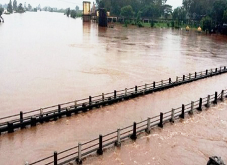 Old stone bridge in Pandharpur under water nine times in 3 years | पंढरपुरातील जुना दगडी पूल १० वर्षांत नऊ वेळा पाण्याखाली