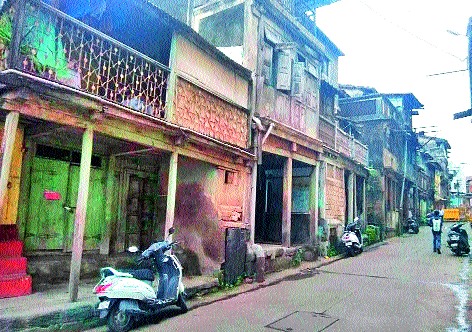 Two more walled walls collapsed | आणखी दोन वाड्यांच्या भिंती कोसळल्या Two more walled walls collapsed | आणखी दोन वाड्यांच्या भिंती कोसळल्या