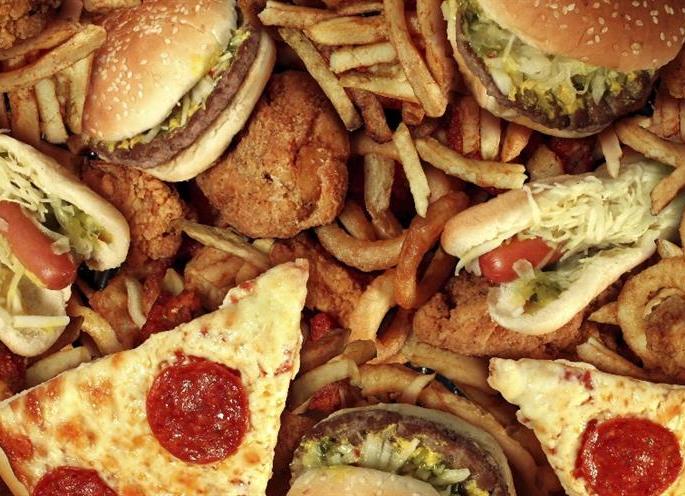Immunity in people consuming more junk food is decreasing says study | कोरोनाकाळात रोगप्रतिकारशक्ती वाढवण्यासाठी प्रयत्न करताय, तर जंक फुड टाळा, अभ्यासात दावा Immunity in people consuming more junk food is decreasing says study | कोरोनाकाळात रोगप्रतिकारशक्ती वाढवण्यासाठी प्रयत्न करताय, तर जंक फुड टाळा, अभ्यासात दावा