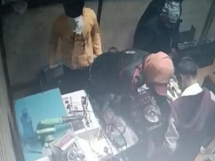 Armed robbery at an electronics shop in Junnar taluka | Video: जुन्नर तालुक्यातील इलेक्ट्रॉनिक्सच्या दुकानावर सशस्त्र दरोडा