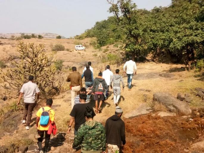 Climbing a 200-ft deep clay, climbers and dense trees gave a go-ahead to the forest on Junnar's Vanarlingi pirate | जुन्नरच्या वानरलिंगी सुळक्यावर चढाई करताना २०० फुट खोल दरीत पडला गिर्यारोहक, दाट झाडांनी दिले जीवदान  Climbing a 200-ft deep clay, climbers and dense trees gave a go-ahead to the forest on Junnar's Vanarlingi pirate | जुन्नरच्या वानरलिंगी सुळक्यावर चढाई करताना २०० फुट खोल दरीत पडला गिर्यारोहक, दाट झाडांनी दिले जीवदान