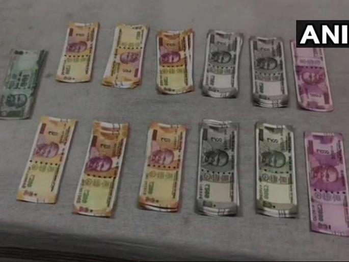 In Pune, you get 3,000 rupees for 2 lakh fake notes, two are arrested | पुण्यात ३० हजार रुपयांत मिळतात १ लाखांच्या बनावट नोटा, दोघांना अटक In Pune, you get 3,000 rupees for 2 lakh fake notes, two are arrested | पुण्यात ३० हजार रुपयांत मिळतात १ लाखांच्या बनावट नोटा, दोघांना अटक