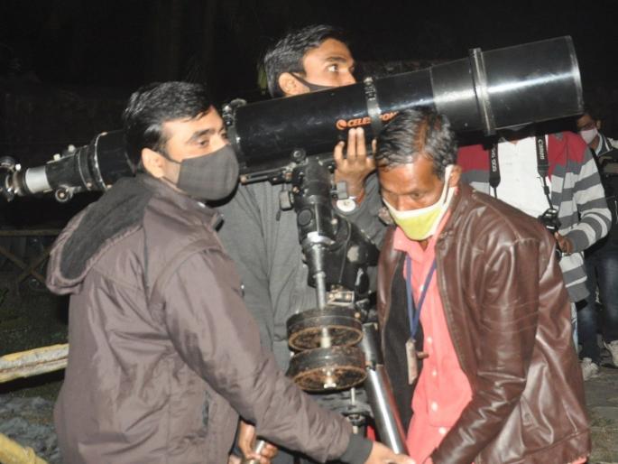 Nagpurites seen Jupiter-Saturn alliance | गुरू-शनिच्या महायुतीचे नागपूरकरांनी घेतले दर्शन Nagpurites seen Jupiter-Saturn alliance | गुरू-शनिच्या महायुतीचे नागपूरकरांनी घेतले दर्शन