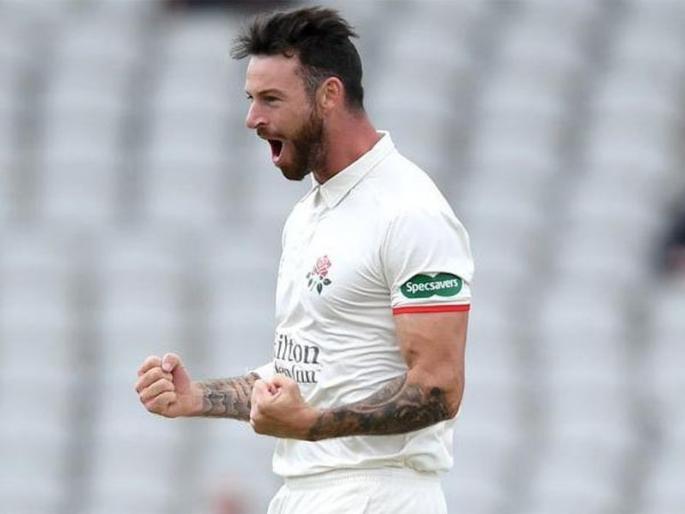 Clarke, the third best batsman in the world, has three balls to retire, Clarke screams | जगातील सर्वोत्तम तीन फलंदाज तीन चेंडूंत माघारी, क्लार्क चमकला