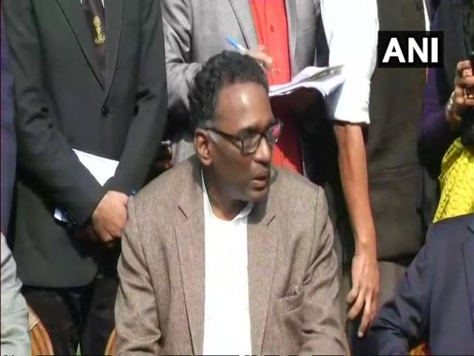 In unprecedented move four senior most Supreme Court judges adressing media | दोन महिन्यांपासून सुप्रीम कोर्ट नीट काम करत नाही, देशाच्या इतिहासामध्ये पहिल्यांदाच न्यायाधीशांची पत्रकार परिषद In unprecedented move four senior most Supreme Court judges adressing media | दोन महिन्यांपासून सुप्रीम कोर्ट नीट काम करत नाही, देशाच्या इतिहासामध्ये पहिल्यांदाच न्यायाधीशांची पत्रकार परिषद