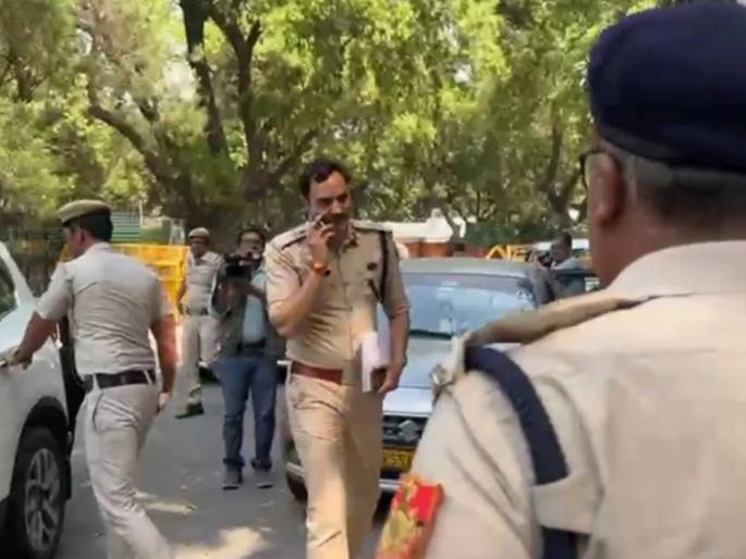 Justice Yashwant Verma's problems increase in currency note case Delhi Police team reaches his residence | नोटा सापडल्या प्रकरणी न्यायमूर्ती यशवंत वर्मा यांच्या अडचणी वाढल्या; दिल्ली पोलिसांची टीम निवासस्थानी पोहोचली Justice Yashwant Verma's problems increase in currency note case Delhi Police team reaches his residence | नोटा सापडल्या प्रकरणी न्यायमूर्ती यशवंत वर्मा यांच्या अडचणी वाढल्या; दिल्ली पोलिसांची टीम निवासस्थानी पोहोचली