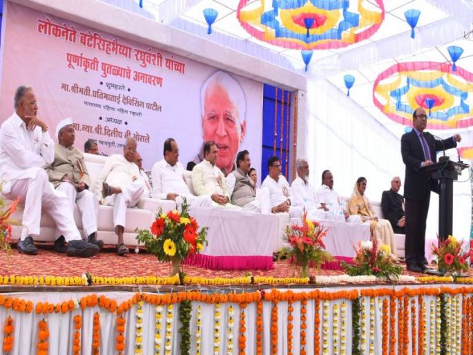 Uttar Pradesh Chief Justice Bhosale presiding over Nandurbar in judicial program | न्यायालयीन कार्यक्रमात मातृभाषेचा वापर व्हावा : उत्तर प्रदेशचे मुख्य न्यायमूर्ती भोसले यांचे नंदुरबारात प्रतिपादन Uttar Pradesh Chief Justice Bhosale presiding over Nandurbar in judicial program | न्यायालयीन कार्यक्रमात मातृभाषेचा वापर व्हावा : उत्तर प्रदेशचे मुख्य न्यायमूर्ती भोसले यांचे नंदुरबारात प्रतिपादन