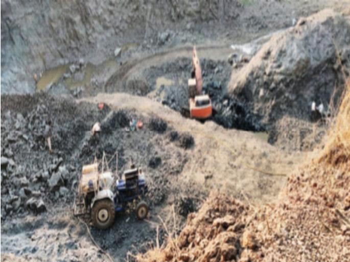 Road condition in the castle due to quarrying | दगडखाणीमुळे वाड्यात रस्त्याची दुरवस्था; उत्खनन बंद करण्याची मागणी