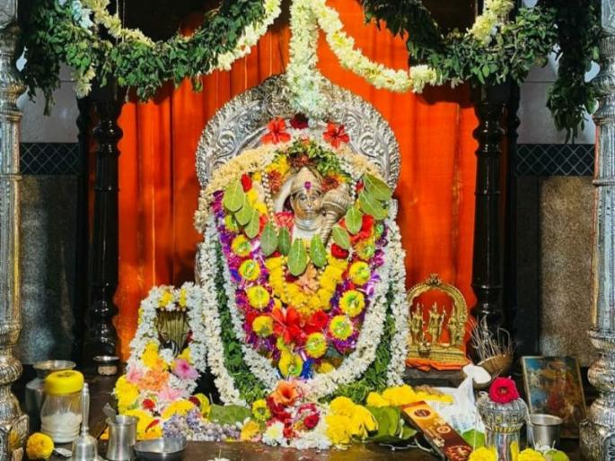 The festival of Sri Marutirai Sansthan started, devotees thronged | श्री मारुतीराय संस्थानच्या जत्रोत्सवाला सुरुवात, भाविकांनी केली गर्दी The festival of Sri Marutirai Sansthan started, devotees thronged | श्री मारुतीराय संस्थानच्या जत्रोत्सवाला सुरुवात, भाविकांनी केली गर्दी