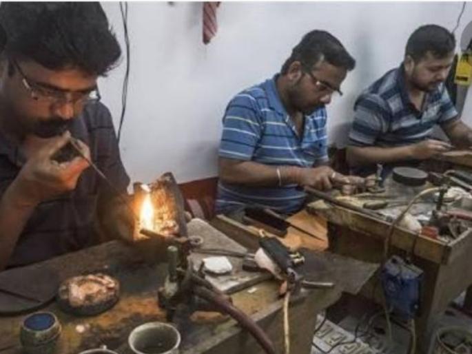 Jewelry worker unemployed due to lockdown: hunger crisis at 20,000 | लॉकडाऊनमुळे दागिन्यांचे कारागीर बेरोजगार : नागपुरात २० हजारांवर उपासमारीचे संकट Jewelry worker unemployed due to lockdown: hunger crisis at 20,000 | लॉकडाऊनमुळे दागिन्यांचे कारागीर बेरोजगार : नागपुरात २० हजारांवर उपासमारीचे संकट