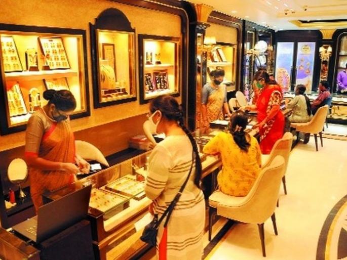 Gold-silver glitter after restrictions were lifted: People prefer to buy | निर्बंध हटल्यानंतर सोने-चांदीला झळाळी :  लोकांचे खरेदीला प्राधान्य 