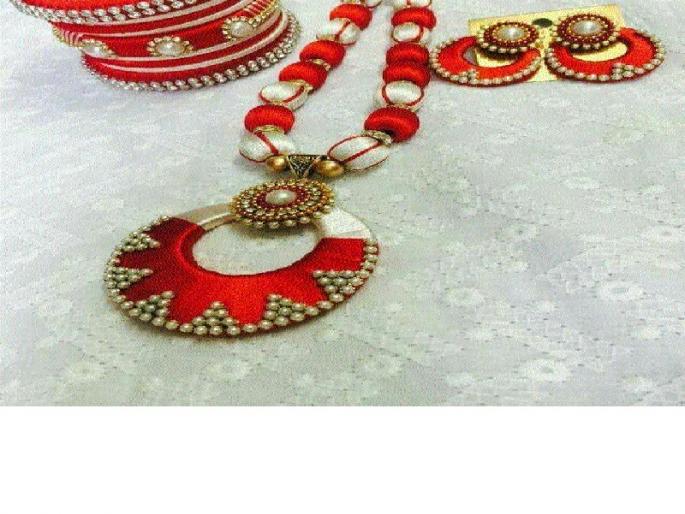 At Shahgad, the woman escaped, keeping watch on the woman | शहागड येथे महिलेवर पाळत ठेवून पर्स पळविली At Shahgad, the woman escaped, keeping watch on the woman | शहागड येथे महिलेवर पाळत ठेवून पर्स पळविली