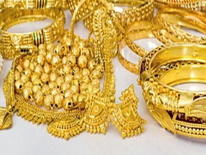 A lion's jewelery worth lakhs of rupees was looted by showing pensions | पेन्शनचे आमीष दाखवून ज्येष्ठ महिलेचे एक लाखाचे दागिणे लुटले A lion's jewelery worth lakhs of rupees was looted by showing pensions | पेन्शनचे आमीष दाखवून ज्येष्ठ महिलेचे एक लाखाचे दागिणे लुटले