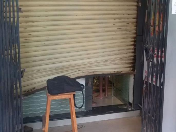 Thieves broke into a jewelery shop wearing PPE suits | पीपीई सूट घालून चोरट्यांनी फोडले ज्वेलरी शॉप Thieves broke into a jewelery shop wearing PPE suits | पीपीई सूट घालून चोरट्यांनी फोडले ज्वेलरी शॉप
