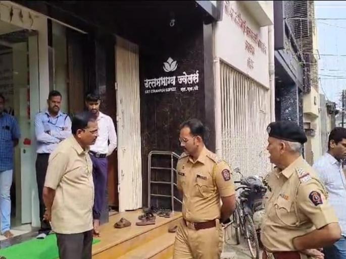 In Manchar, robbers looted lakhs of rupees; The smiles of 5 people are gone, two are absconding | मंचरमध्ये दरोडेखोरांनी दरोडा टाकून लाखोंचा ऐवज लुटला; ५ जणांच्या मुसक्या आवळल्या, दोघे फरार In Manchar, robbers looted lakhs of rupees; The smiles of 5 people are gone, two are absconding | मंचरमध्ये दरोडेखोरांनी दरोडा टाकून लाखोंचा ऐवज लुटला; ५ जणांच्या मुसक्या आवळल्या, दोघे फरार