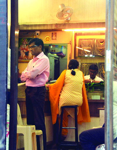 Income tax refunds on three gold installations | तीन सराफा प्रतिष्ठानांवर ‘आयकर’च्या धाडी! 