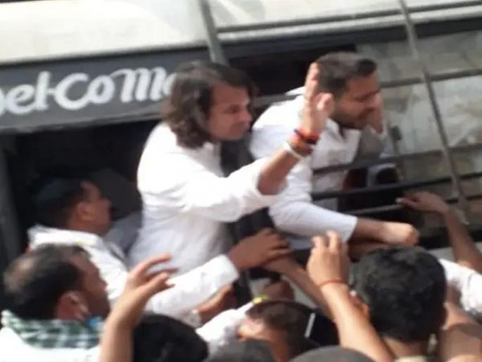 Tejaswi yadav, Tejpratap Yadav arrested; stone pelting in Bihar Assembly Gherav March | बिहार विधानसभेला घेराव घालण्यावरून राजद कार्यकर्त्यांची दगडफेक, तेजस्वी-तेजप्रताप यादव ताब्यात Tejaswi yadav, Tejpratap Yadav arrested; stone pelting in Bihar Assembly Gherav March | बिहार विधानसभेला घेराव घालण्यावरून राजद कार्यकर्त्यांची दगडफेक, तेजस्वी-तेजप्रताप यादव ताब्यात