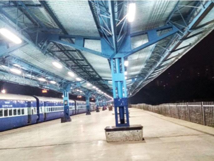One hundred percent LED at railway stations | रेल्वेस्थानकांवर शंभर टक्के एलईडी  One hundred percent LED at railway stations | रेल्वेस्थानकांवर शंभर टक्के एलईडी