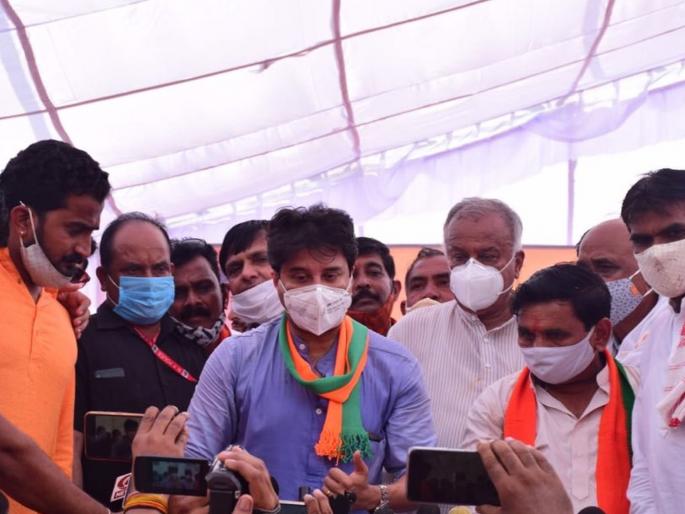 Farmer dies during Jyotiraditya scindia's campaign rally; Congress targets | ज्योतिरादित्य शिंदेच्या प्रचारसभेत शेतकऱ्याचा मृत्यू; भाषणे सुरुच ठेवल्याने काँग्रेसने घेरले