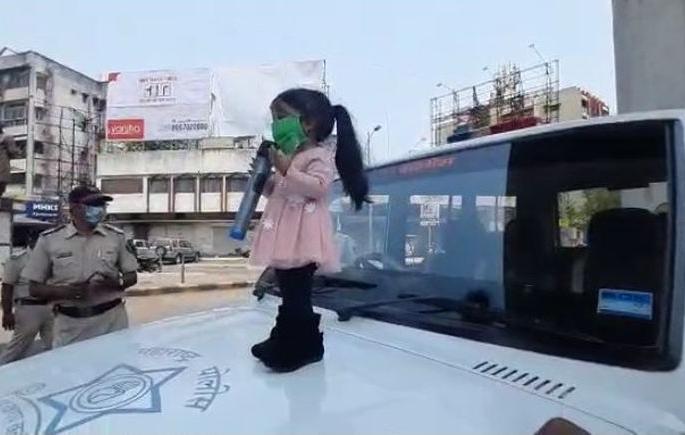 War against Corona, the world's tallest woman's appeal | जगातील सर्वात कमी उंचीच्या महिलेचे कोरोनाविरोधात जनजागरण War against Corona, the world's tallest woman's appeal | जगातील सर्वात कमी उंचीच्या महिलेचे कोरोनाविरोधात जनजागरण