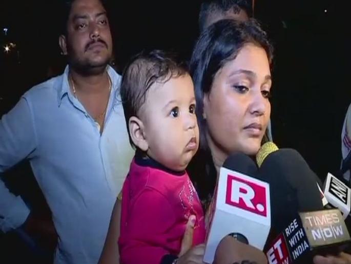 'Toeing' car with tanhuliya mother; Traffic Police Act, Clip Viral on Social Media | तान्हुल्याला पाजणा-या मातेसह कार केली ‘टोइंग’; वाहतूक पोलिसांचे कृत्य, सोशल मीडियावर क्लिप व्हायरल 'Toeing' car with tanhuliya mother; Traffic Police Act, Clip Viral on Social Media | तान्हुल्याला पाजणा-या मातेसह कार केली ‘टोइंग’; वाहतूक पोलिसांचे कृत्य, सोशल मीडियावर क्लिप व्हायरल