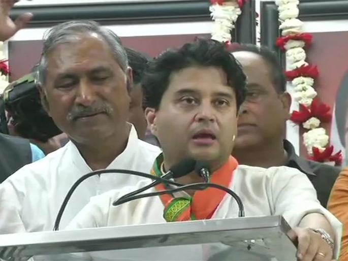 It is an emotional day for me, Jyotiraditya Scindia Says BJP office in Bhopal BKP | शिंदे कुटुंबाला डिवचून काँग्रेसने मोठी चूक केली, भोपाळमधून ज्योतिरादित्यांचा हुंकार It is an emotional day for me, Jyotiraditya Scindia Says BJP office in Bhopal BKP | शिंदे कुटुंबाला डिवचून काँग्रेसने मोठी चूक केली, भोपाळमधून ज्योतिरादित्यांचा हुंकार