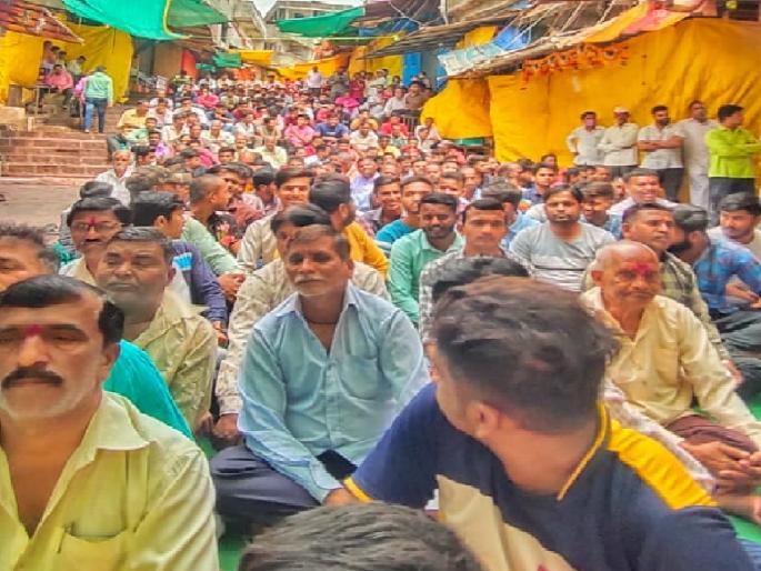 Villagers protest outside Jyotiba temple against e-pass closure | ई-पास विरोधात जोतिबा मंदिराबाहेर ठिय्या आंदोलन, गाव बंद ठेवून ग्रामस्थ सहभागी Villagers protest outside Jyotiba temple against e-pass closure | ई-पास विरोधात जोतिबा मंदिराबाहेर ठिय्या आंदोलन, गाव बंद ठेवून ग्रामस्थ सहभागी