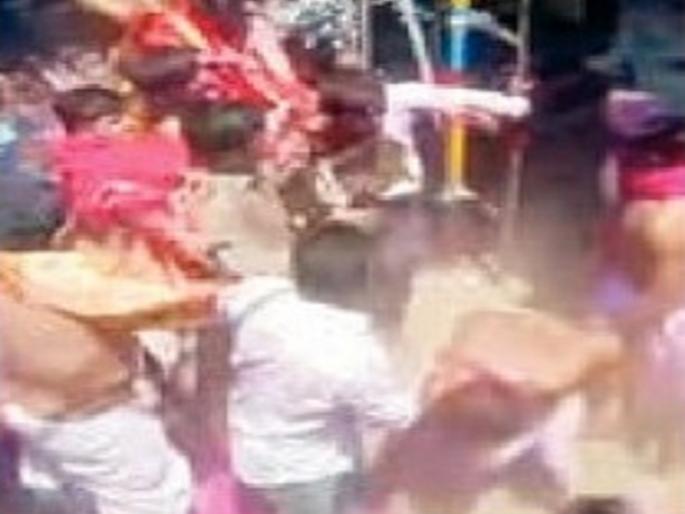 Devotees beaten up by priests at Jyotiba temple in Kolhapur | कोल्हापुरातील जोतिबा मंदिरात पुजाऱ्यांकडून भक्तांना मारहाण, माफीनाम्यानंतर प्रकरणावर पडदा Devotees beaten up by priests at Jyotiba temple in Kolhapur | कोल्हापुरातील जोतिबा मंदिरात पुजाऱ्यांकडून भक्तांना मारहाण, माफीनाम्यानंतर प्रकरणावर पडदा