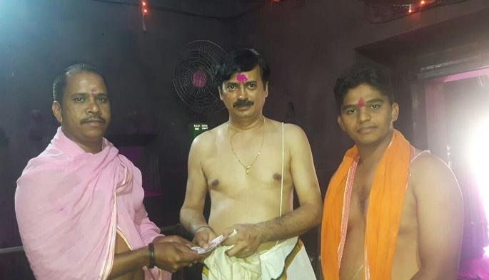 The goddess Jupiter's honesty, the devotee's cash returned Rs 18000 | जोतिबावरील पुजाऱ्यांचा प्रामाणिकपणा, भक्ताचे १८000 रुपये रोख केले परत
