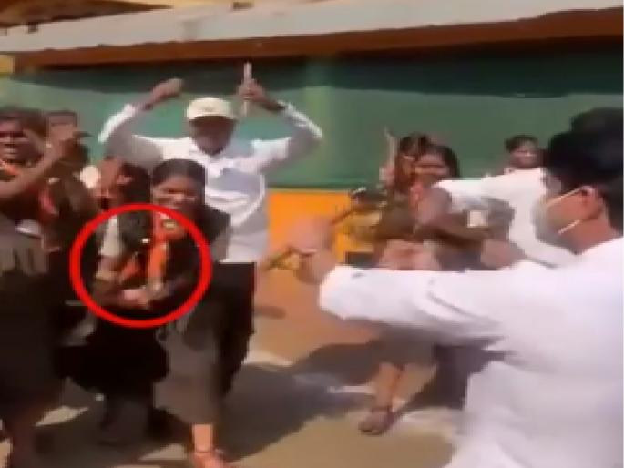 BJP's scarf around the neck of school girls to welcome leaders in Kolhapur, video viral | कोल्हापुरात नेत्यांच्या स्वागताला शालेय मुलींच्या गळ्यात भाजपचा स्कार्प, व्हिडिओ व्हायरल BJP's scarf around the neck of school girls to welcome leaders in Kolhapur, video viral | कोल्हापुरात नेत्यांच्या स्वागताला शालेय मुलींच्या गळ्यात भाजपचा स्कार्प, व्हिडिओ व्हायरल