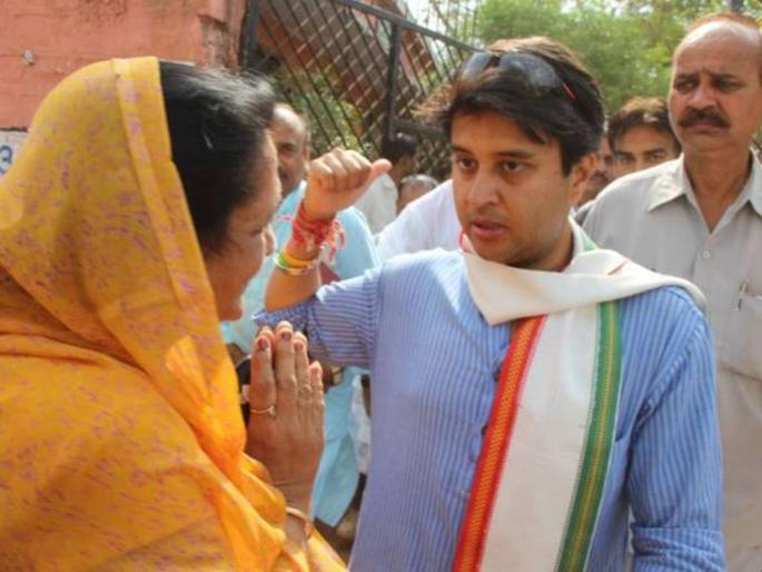 guna congress women worker start crying in front of jyotiraditya scindia in madhya pradesh | ज्योतिरादित्य सिंधियांनी सांगितलं पराभवाचं कारण अन् महिलेला रडूच कोसळलं guna congress women worker start crying in front of jyotiraditya scindia in madhya pradesh | ज्योतिरादित्य सिंधियांनी सांगितलं पराभवाचं कारण अन् महिलेला रडूच कोसळलं