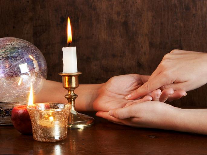 Shocking! The astrologer predicted death, the woman died within a few hours | धक्कादायक! ज्योतिषानं केली मृत्यूची भविष्यवाणी, काही तासांतच झाला महिलेचा मृत्यू Shocking! The astrologer predicted death, the woman died within a few hours | धक्कादायक! ज्योतिषानं केली मृत्यूची भविष्यवाणी, काही तासांतच झाला महिलेचा मृत्यू