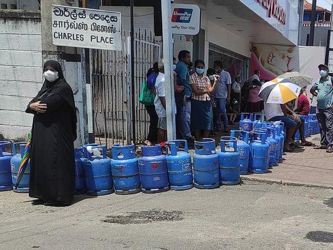 Sri Lanka is also on the way to Pakistan economy crisis! Gas cylinder Rs 10000 in Pakistan, companies don't have money for salary... | श्रीलंकादेखील पाकिस्तानच्या मार्गावर! पाकमध्ये गॅस सिलिंडर १०००० रुपये, पगारासाठी कंपन्यांकडे पैसे नाहीत... Sri Lanka is also on the way to Pakistan economy crisis! Gas cylinder Rs 10000 in Pakistan, companies don't have money for salary... | श्रीलंकादेखील पाकिस्तानच्या मार्गावर! पाकमध्ये गॅस सिलिंडर १०००० रुपये, पगारासाठी कंपन्यांकडे पैसे नाहीत...