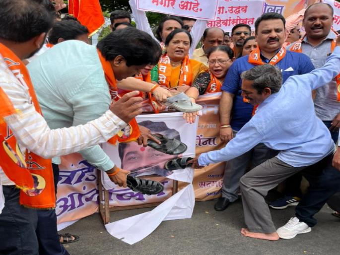 No apology to traitors agitation in Pune by adding shoes to the photos of rebel MLAs | 'गद्दारांना माफी नाही', पुण्यात बंडखोर आमदारांच्या फोटोला जोडे मारत आंदोलन No apology to traitors agitation in Pune by adding shoes to the photos of rebel MLAs | 'गद्दारांना माफी नाही', पुण्यात बंडखोर आमदारांच्या फोटोला जोडे मारत आंदोलन