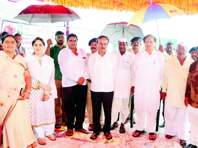 Overflowing rivalry; Friendship came under the umbrella | ‘भर पावसात दुश्मनी गेली वाहूऩ़़ भगव्या छत्रीखाली नवी मैत्री आली धावून’ Overflowing rivalry; Friendship came under the umbrella | ‘भर पावसात दुश्मनी गेली वाहूऩ़़ भगव्या छत्रीखाली नवी मैत्री आली धावून’