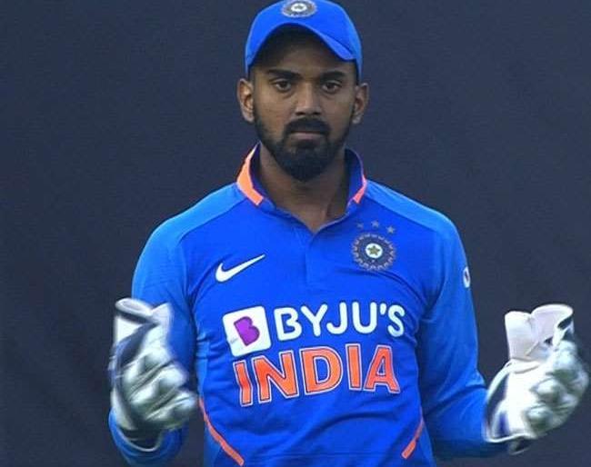 India vs Australia: big shock to India; Rishabh Pant out of the first match | India vs Australia : भारताला मोठा धक्का; पहिल्या सामन्यातून रिषभ पंत बाहेर