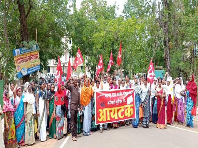 School nutrition workers' outcry for salary hike, strike at ZP Gadchiroli | मानधन वाढीसाठी शालेय पोषण आहार कर्मचाऱ्यांचा आक्रोश
