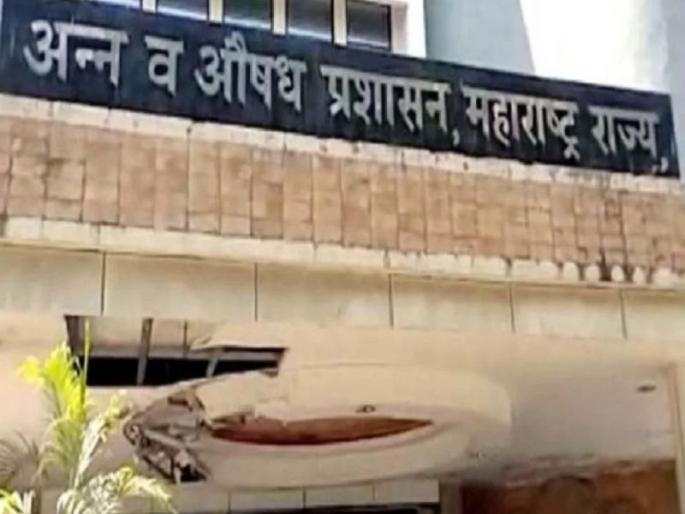 One License of Hotel, FDA inspection at sixty places and two fined in solapur | हॉटेलमध्ये अस्वच्छता...एकाचा परवाना रद्द, साठ ठिकाणी तपासणी अन् दोघांना लाखाचा दंड One License of Hotel, FDA inspection at sixty places and two fined in solapur | हॉटेलमध्ये अस्वच्छता...एकाचा परवाना रद्द, साठ ठिकाणी तपासणी अन् दोघांना लाखाचा दंड